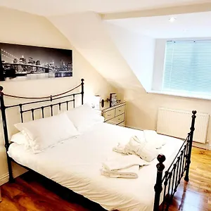 4 - Striking, 2 Bedroom Luxury - Close To Town, Mainline Rail & Theatre Darlington (Durham)